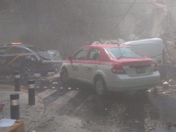 Vehículos aplastados pos edificios derrumbados por el sismo