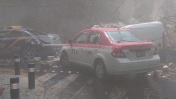 Vehículos aplastados pos edificios derrumbados por el sismo