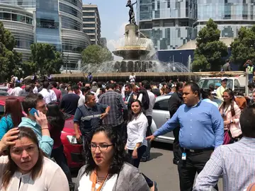La gente se echa a la calle en México por el sismo La gente se echa a la calle en México por el sismo