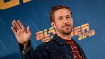 Ryan Gosling saluda a los medios