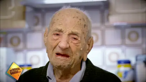 La bonita sorpresa de 'El Hormiguero 3.0' a Francisco, el hombre más anciano del planeta: el 'abuelo del mundo' La bonita sorpresa de 'El Hormiguero 3.0' a Francisco, el hombre más anciano del planeta: el 'abuelo del mundo'