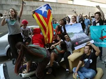 Numerosas personas protestan ante la oficina de la empresa de mensajería Unipost en Terrassa Numerosas personas protestan ante la oficina de la empresa de mensajería Unipost en Terrassa