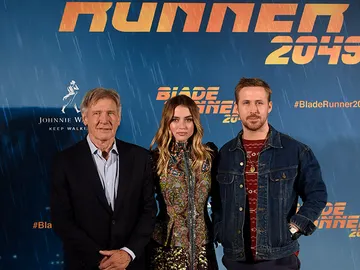 Ana de Armas junto a Harrison Ford y Ryan Gosling Ana de Armas junto a Harrison Ford y Ryan Gosling