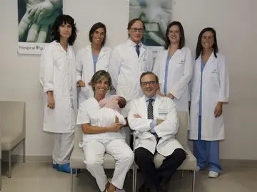 Equipo del Hospital Quirónsalud A Coruña que ha participado en el procedimiento Equipo del Hospital Quirónsalud A Coruña que ha participado en el procedimiento