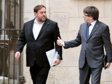 El presidente de la Generalitat, Carles Puigdemont, junto al vicepresidente, Oriol Junqueras