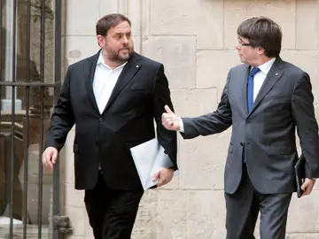 El presidente de la Generalitat, Carles Puigdemont, junto al vicepresidente, Oriol Junqueras El presidente de la Generalitat, Carles Puigdemont, junto al vicepresidente, Oriol Junqueras