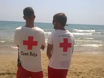 Dos socorristas en una playa Dos socorristas en una playa