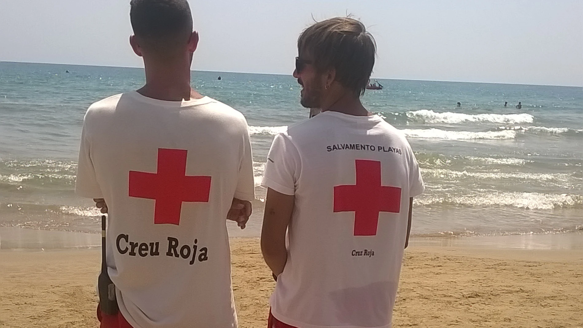 Dos socorristas en una playa Dos socorristas en una playa