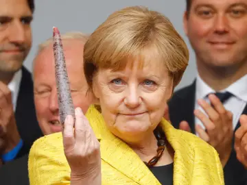 La canciller alemana, Angela Merkel, candidata del Partido de la Unión Demócrata Cristiana (CDU) para las próximas elecciones generales, tiene una hortaliza durante una manifestación en Friburgo, Alemania La canciller alemana, Angela Merkel, candidata del Partido de la Unión Demócrata Cristiana (CDU) para las próximas elecciones generales, tiene una hortaliza durante una manifestación en Friburgo, Alemania