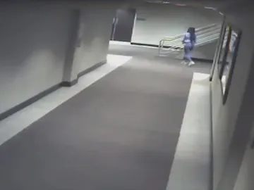 Uno de los momentos captados por las cámaras de seguridad del hotel Uno de los momentos captados por las cámaras de seguridad del hotel