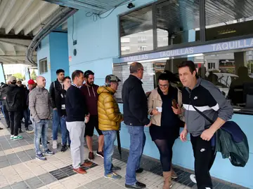 Aficionados del Celta sacan entradas en Balaidos Aficionados del Celta sacan entradas en Balaidos