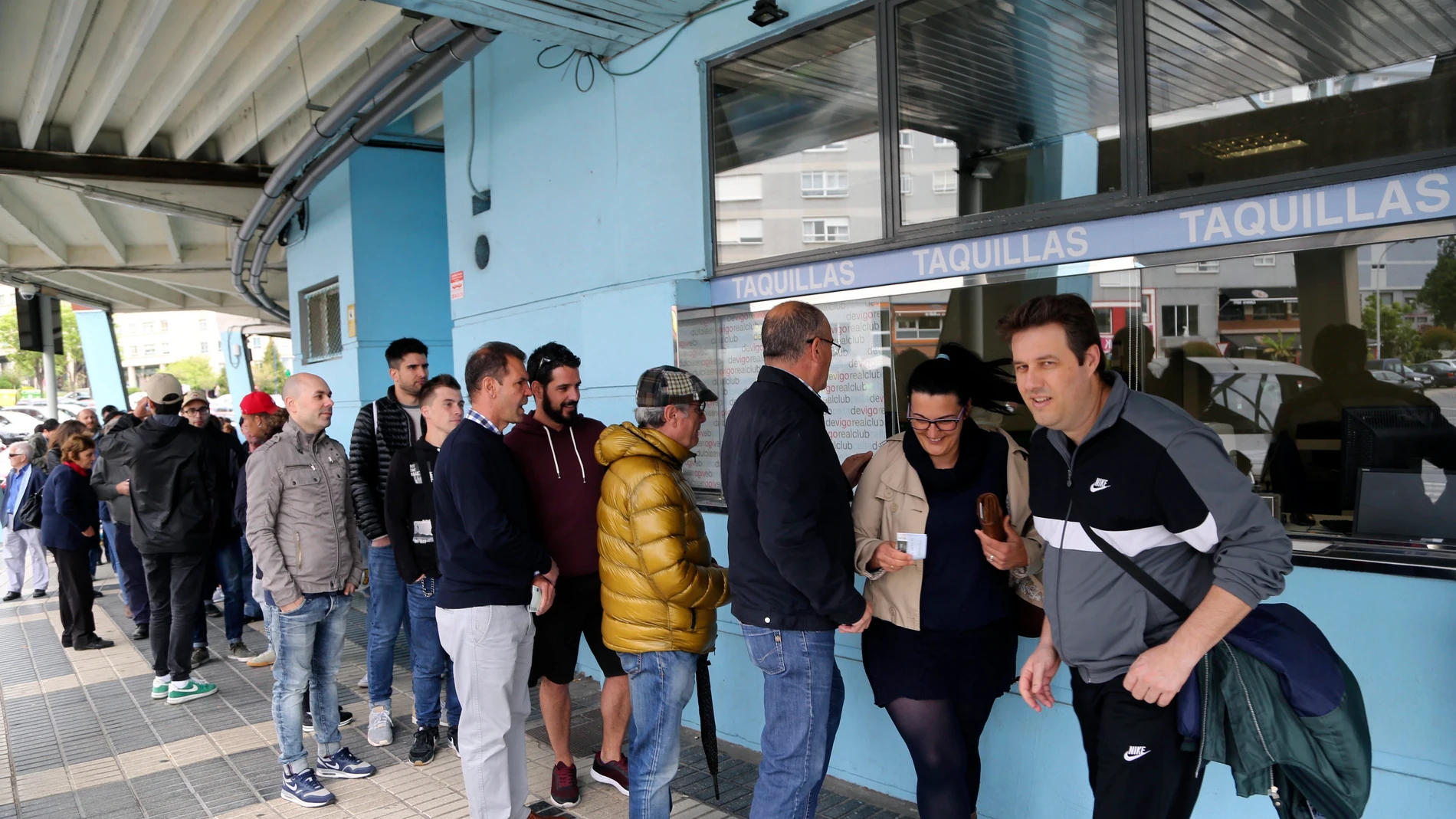 Aficionados del Celta sacan entradas en Balaidos Aficionados del Celta sacan entradas en Balaidos