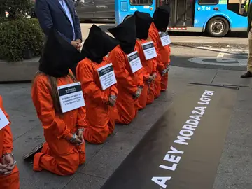 El autobús de 'Hazte Oír' regresa: "¡Podemos y la Ley LGTBI van a por tus hijos!" El autobús de 'Hazte Oír' regresa: "¡Podemos y la Ley LGTBI van a por tus hijos!"