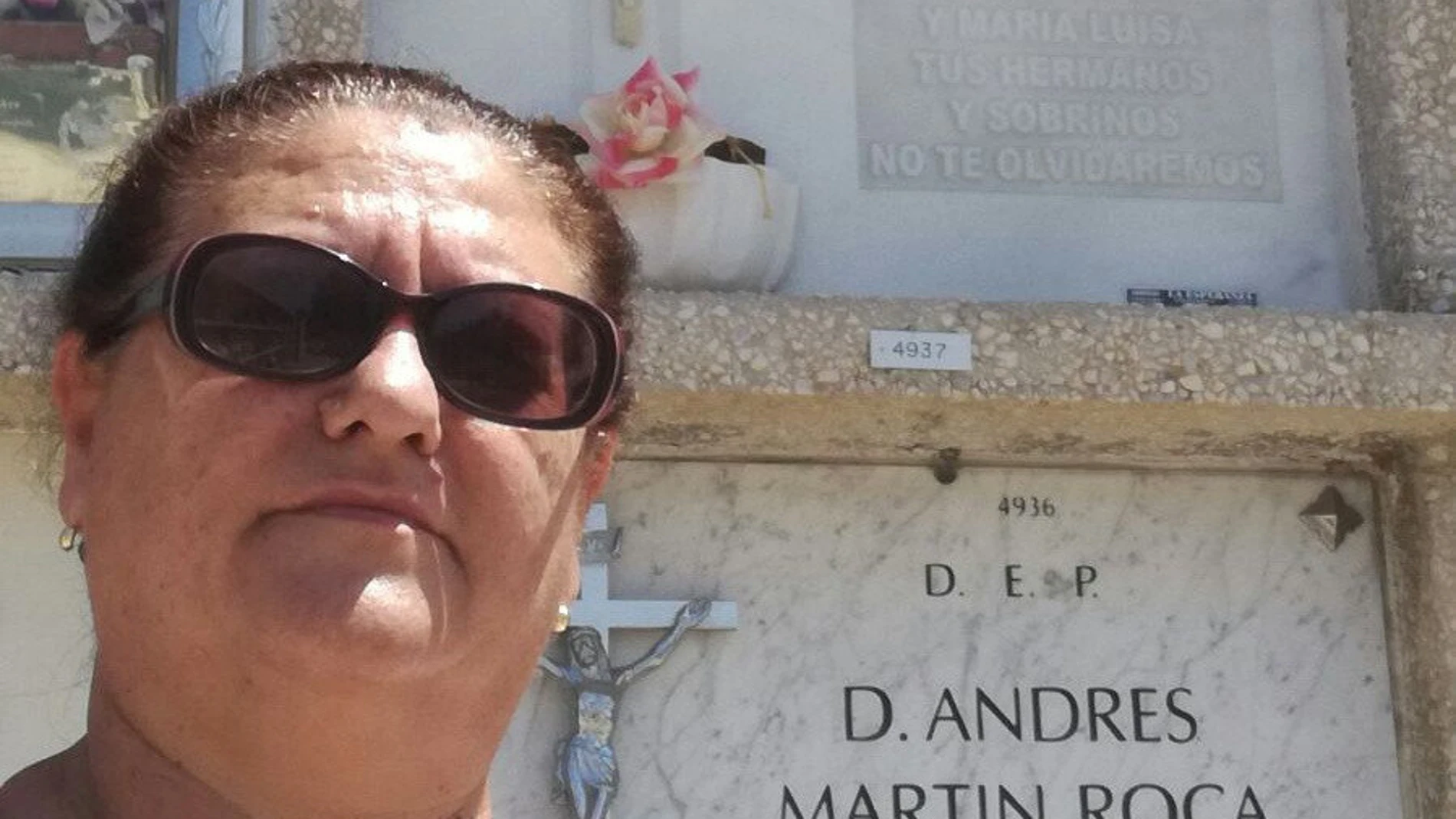Cementerio Parcemasa San Gabriel de Málaga, en la que aparece ella misma delante del nicho Cementerio Parcemasa San Gabriel de Málaga, en la que aparece ella misma delante del nicho