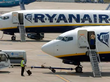 Dos aviones de la aerolínea irlandesa de bajo coste Ryanair Dos aviones de la aerolínea irlandesa de bajo coste Ryanair