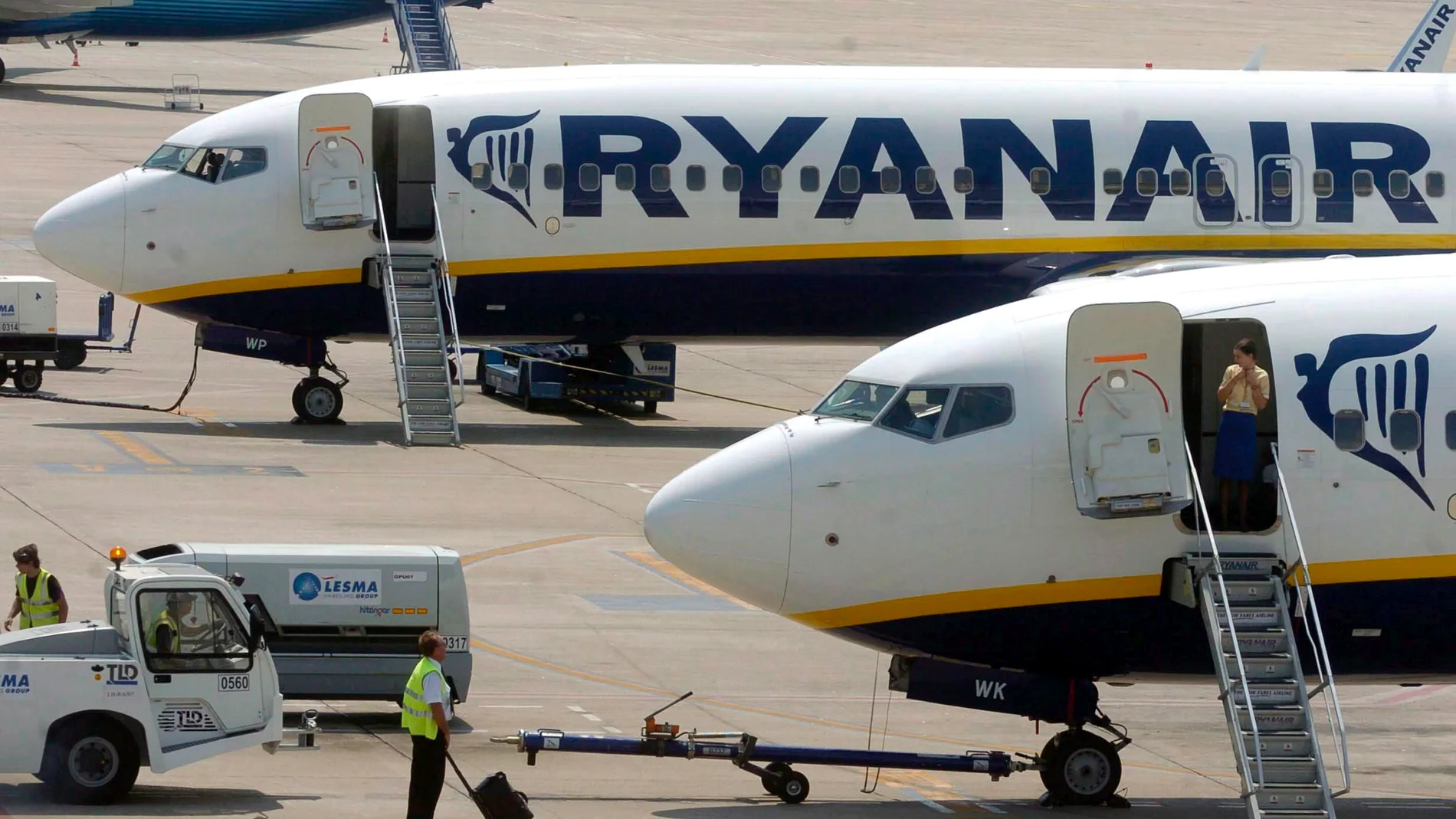 Dos aviones de la aerolínea irlandesa de bajo coste Ryanair Dos aviones de la aerolínea irlandesa de bajo coste Ryanair