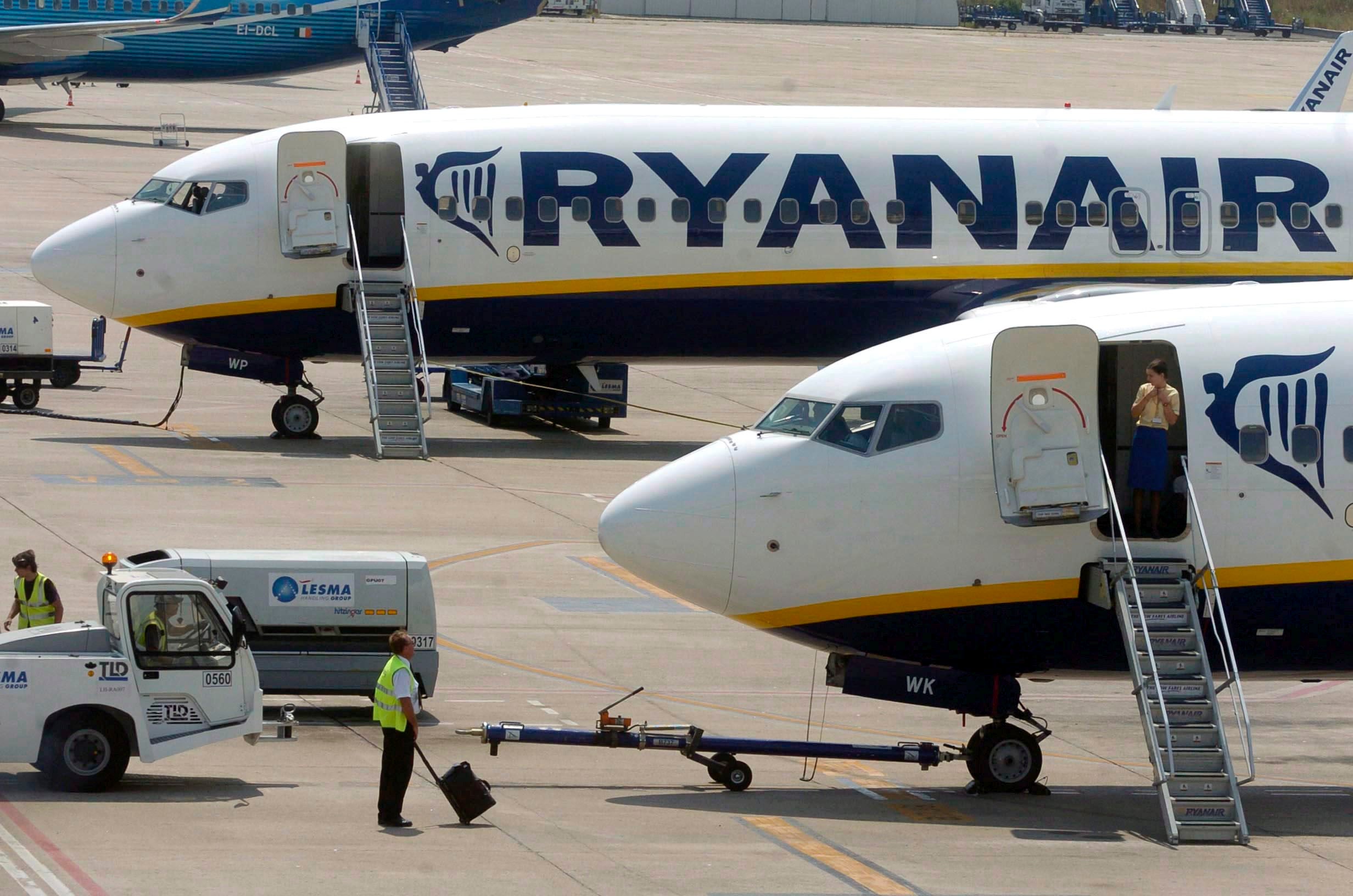 Incienso asistente Ondas Ryanair no dejará llevar una maleta de cabina como equipaje de mano a los  pasajeros que no hayan reservado el 'embarque prioritario'
