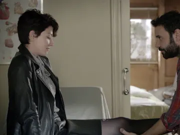 Ana seduce a Pablo en busca de información Ana seduce a Pablo en busca de información