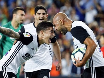 Santi Mina y Zaza celebran uno de los goles del Valencia ante el Málaga
