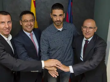 Navarro posa con Bartomeu tras llegar a un acuerdo Navarro posa con Bartomeu tras llegar a un acuerdo