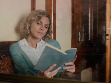 Carmen Angoloti acepta a Julia y le obliga a estudiar el Consultor de la Dama Enfermera Carmen Angoloti acepta a Julia y le obliga a estudiar el Consultor de la Dama Enfermera