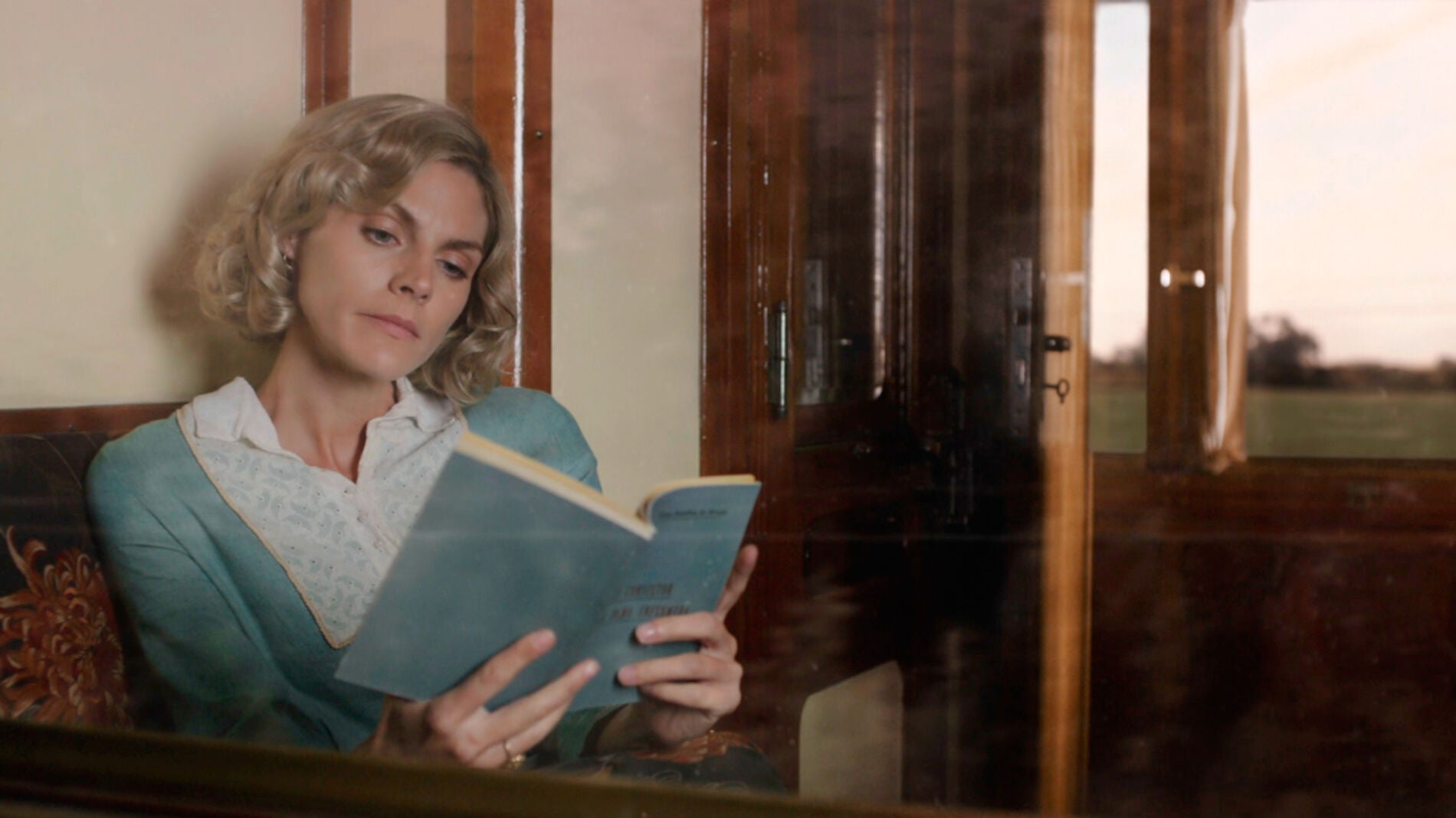 Carmen Angoloti acepta a Julia y le obliga a estudiar el Consultor de la Dama Enfermera