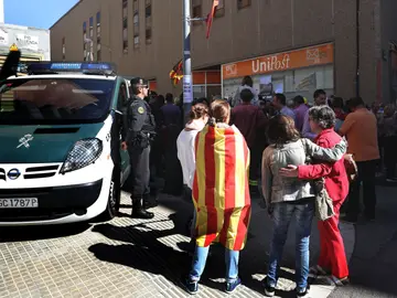 Numerosas personas permanecen ante la oficina de la empresa de mensajería Unipost en Terrassa Numerosas personas permanecen ante la oficina de la empresa de mensajería Unipost en Terrassa