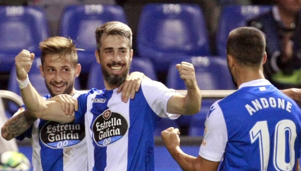 Los jugadores del Deportivo celebran el gol de Luisinho ante el Alavés