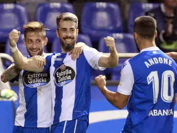 Los jugadores del Deportivo celebran el gol de Luisinho ante el Alavés Los jugadores del Deportivo celebran el gol de Luisinho ante el Alavés