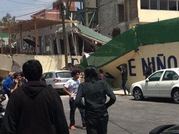 Imagen del colegio derrumbado por el fuerte terremoto de México