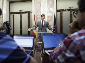 El presidente de Ciudadanos, Albert Rivera, durante la rueda de prensa que ha ofrecido en el Congreso