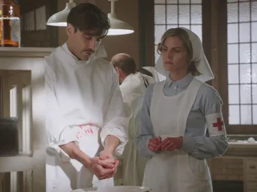 Así aprendieron los actores de ‘Tiempos de Guerra’ a actuar como cirujanos Así aprendieron los actores de ‘Tiempos de Guerra’ a actuar como cirujanos