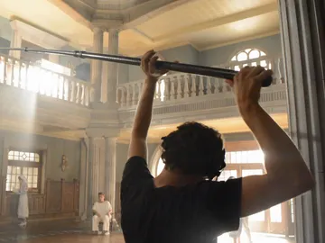 Recorremos el impresionante hall de ‘Tiempos de Guerra’ de la mano de Carlos Bodelón Recorremos el impresionante hall de ‘Tiempos de Guerra’ de la mano de Carlos Bodelón