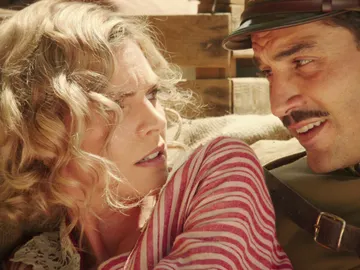 Fidel pone a salvo a Julia, sus miradas se cruzan por primera vez Fidel pone a salvo a Julia, sus miradas se cruzan por primera vez