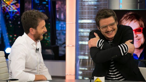 El 'pegajoso' y emotivo abrazo entre Elton John y Pedro Pascal