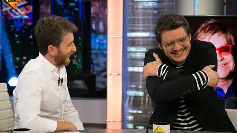 El 'pegajoso' y emotivo abrazo entre Elton John y Pedro Pascal El 'pegajoso' y emotivo abrazo entre Elton John y Pedro Pascal