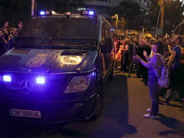 Efectivos de la la Policia Nacional abandonan las inmediaciones de la sede de la CUP en Barcelona ante los aplausos de los centenares de simpatizantes que se han concentrado desde este mediodía para intentar impedir un posible registro de las oficinas de la entidad. Efectivos de la la Policia Nacional abandonan las inmediaciones de la sede de la CUP en Barcelona ante los aplausos de los centenares de simpatizantes que se han concentrado desde este mediodía para intentar impedir un posible registro de las oficinas de la entidad.