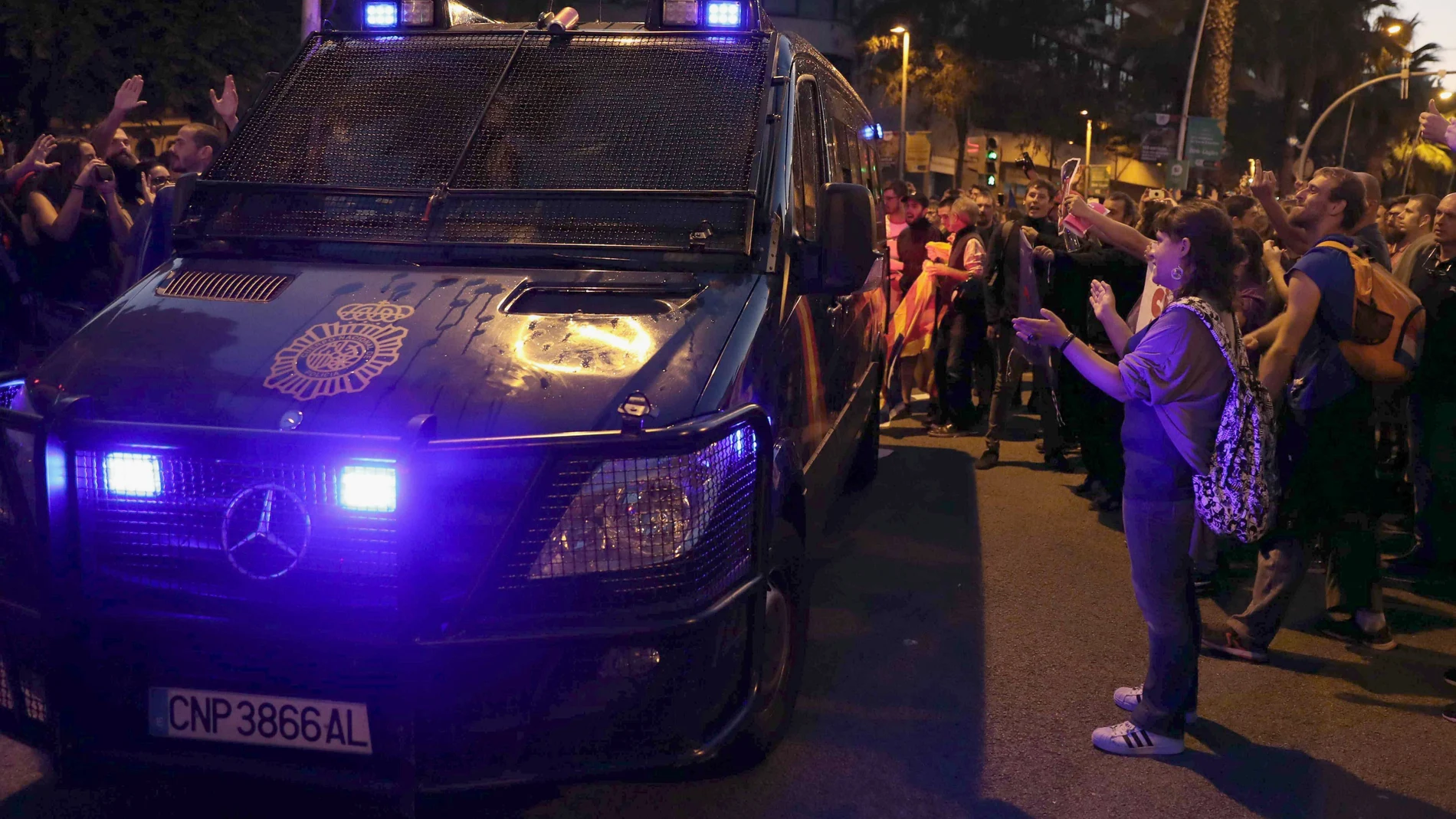Efectivos de la la Policia Nacional abandonan las inmediaciones de la sede de la CUP en Barcelona ante los aplausos de los centenares de simpatizantes que se han concentrado desde este mediodía para intentar impedir un posible registro de las oficinas de la entidad. Efectivos de la la Policia Nacional abandonan las inmediaciones de la sede de la CUP en Barcelona ante los aplausos de los centenares de simpatizantes que se han concentrado desde este mediodía para intentar impedir un posible registro de las oficinas de la entidad.