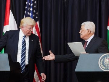 El presidente estadounidense, Donald Trump (i), y su homólogo palestino, Mahmud Abás (d), en el Palacio Presidencial en la localidad cisjordana de Belén (Palestina), durante la visita de Trump a Oriente Medio el pasado mes de mayo