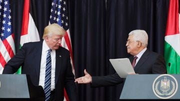 El presidente estadounidense, Donald Trump (i), y su homólogo palestino, Mahmud Abás (d), en el Palacio Presidencial en la localidad cisjordana de Belén (Palestina), durante la visita de Trump a Oriente Medio el pasado mes de mayo