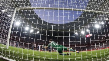 Jan Oblak detiene el penalti que le lanzó Aduriz durante el Athletic - Atlético de Madrid