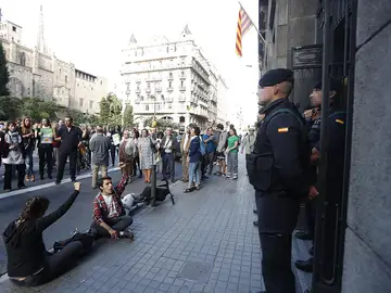 Guardias Civiles en la puerta de la consellería de Economía de la Generalitat Guardias Civiles en la puerta de la consellería de Economía de la Generalitat