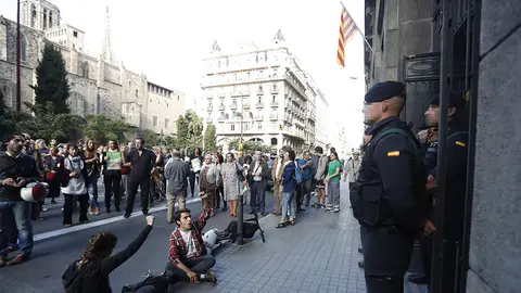 Guardias Civiles en la puerta de la consellería de Economía de la Generalitat Guardias Civiles en la puerta de la consellería de Economía de la Generalitat
