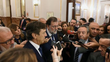 Rafael Hernando y Mariano Rajoy en el Congreso