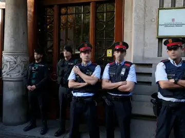 Policías y guardias civiles Policías y guardias civiles