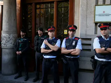 Policías y guardias civiles Policías y guardias civiles