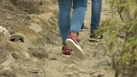 Una juez condena a 19 menores con delitos de violencia doméstica a recorrer a pie un sendero de 45 kilómetros junto a sus padres. Una juez condena a 19 menores con delitos de violencia doméstica a recorrer a pie un sendero de 45 kilómetros junto a sus padres.