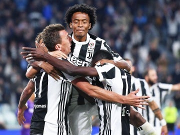 Mandzukic y Cuadrado celebran un gol de la Juventus