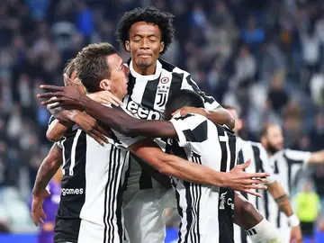Mandzukic y Cuadrado celebran un gol de la Juventus Mandzukic y Cuadrado celebran un gol de la Juventus