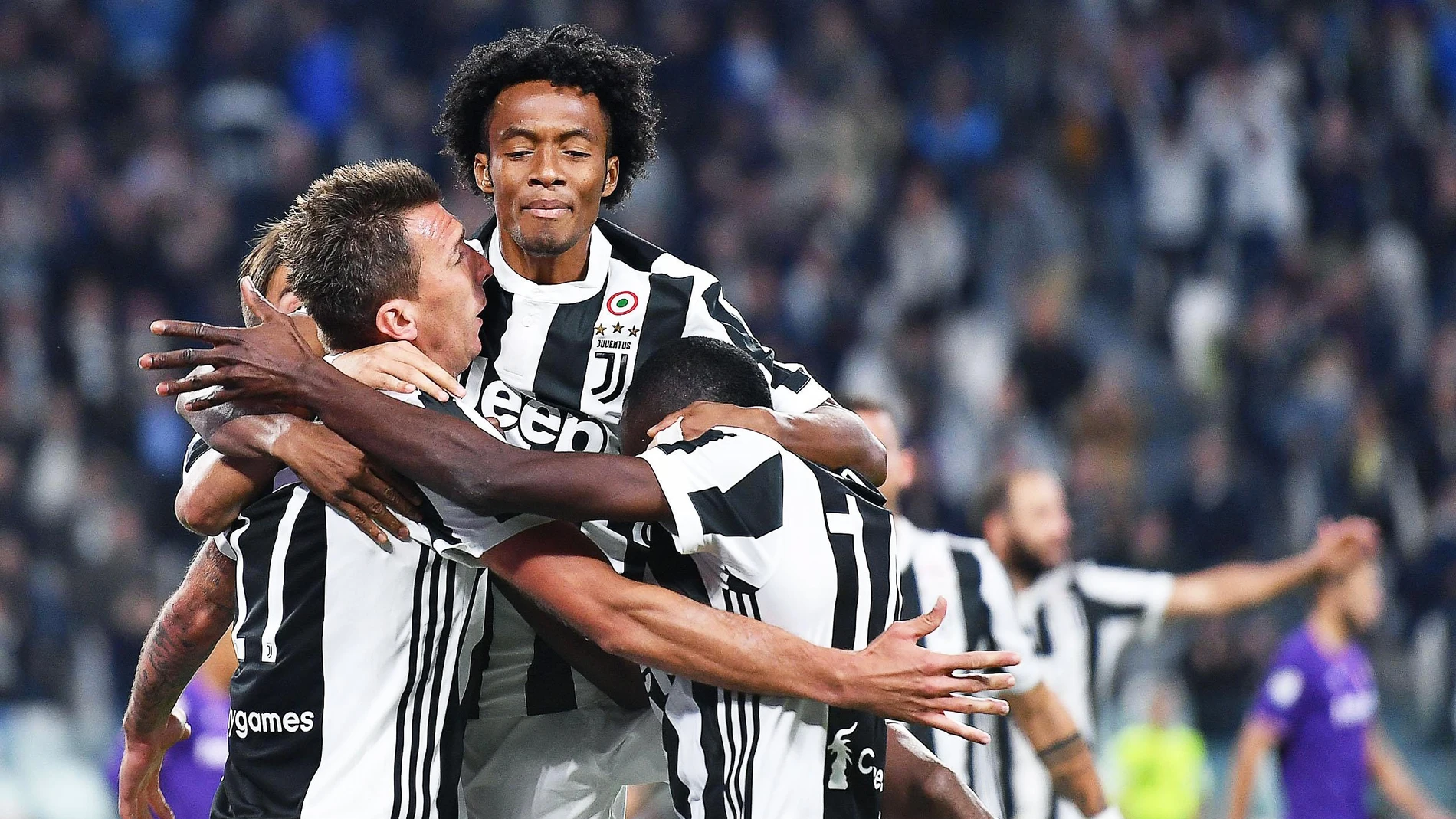 Mandzukic y Cuadrado celebran un gol de la Juventus Mandzukic y Cuadrado celebran un gol de la Juventus